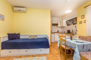 Kuchyň nebo kuchyňský kout v ubytování Apartments with parking spaces Njivice, Krk - 5325 + 17 fotografií