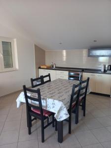 Kuchnia lub aneks kuchenny w obiekcie Apartments by the sea Tkon, Pasman - 5840