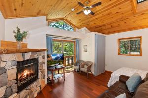 uma sala de estar com lareira e sofá em 122 - Moonridge Dreamer em Big Bear Lake
