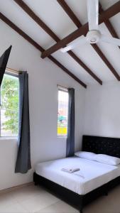 Schlafzimmer mit einem Bett und einem Deckenventilator in der Unterkunft HOTEL BOUTIQUE CRISTOFF in Apartadó