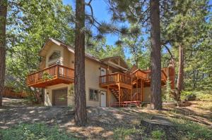 een huis met twee terrassen in het bos bij 122 - Moonridge Dreamer in Big Bear Lake