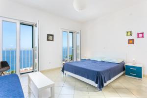Holiday house with a parking space Igrane, Makarska - 8332にあるベッド