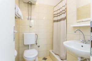 Holiday house with a parking space Igrane, Makarska - 8332にあるバスルーム
