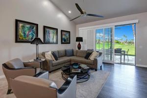 V5002 - Palm Valley CC Modern Gem في بالم ديزرت: غرفة معيشة مع أريكة وطاولة