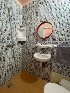 un bagno con lavandino e specchio di Riad dar sahrawi a Marrakech
