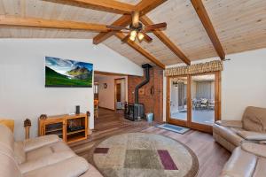 118 - Pinecrest Getaway في بيغ بير لاكي: غرفة معيشة مع أريكة ومروحة سقف