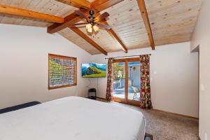 Un dormitorio con una cama y un ventilador de techo. en 118 - Pinecrest Getaway - Meredith Lodging, en Big Bear Lake