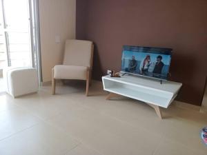 un soggiorno con TV a schermo piatto e sedia di Girardot Apartamento lujo a Chorro Seco