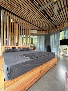 ein Schlafzimmer mit einem großen Bett in einem Zimmer in der Unterkunft Sausau Garden, a pefect retreat for relaxing, close to Noi Bai airport in Sóc Sơn