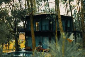 Casa en un árbol con balcón y piscina en Sausau Garden, a pefect retreat for relaxing, close to Noi Bai airport, en Sóc Sơn
