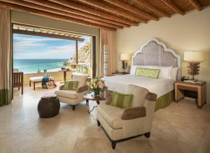 Postel nebo postele na pokoji v ubytování Waldorf Astoria Los Cabos Pedregal