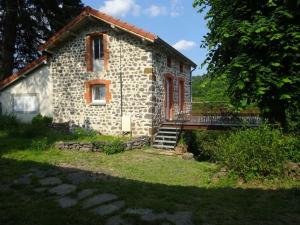 Cette maison en pierre dispose d'une terrasse couverte et d'un balcon. dans l'établissement Gîte Le Puy-en-Velay, 3 pièces, 4 personnes - FR-1-582-331, au Puy-en-Velay