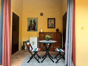 jadalnia ze stołem i 2 krzesłami w obiekcie Petit Studio - île de Gorée w mieście Gorée