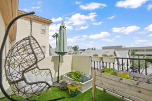 un patio con una silla y una sombrilla en Beautiful 3B2B home with piano in Pasadena Oldtown en Pasadena