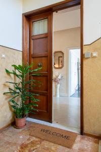 una porta in legno con una pianta in una stanza di LEOPOLDA HOME a Firenze