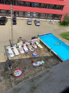 uma vista superior para uma piscina com espreguiçadeiras em Беркут em Bukovel