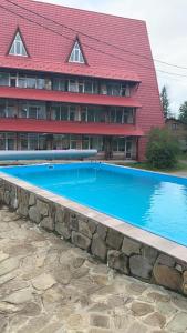 uma grande piscina em frente a um edifício em Беркут em Bukovel