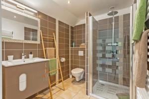 a bathroom with a shower and a sink and a toilet at L'Orée de Giverny in Limetz +84 photos