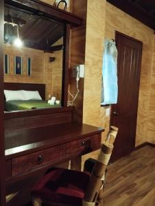1 dormitorio con tocador y espejo en Hotel & Cabañas Malinche en Huamantla