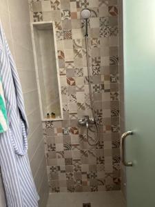 a bathroom with a shower with a mirror at Logement moderne et neuf entièrement équipé in Fez