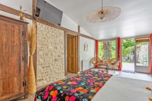 a bedroom with a bed and a table and chairs at L'Orée de Giverny in Limetz