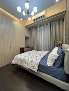 1 dormitorio con 1 cama y ventilador de techo en Lovely 45 sqm 1-Br Knightsbridge Residences Wi-Fi/Netflix/HBO en Manila