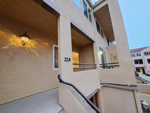 um edifício com uma luz ao lado em Venetian La Jolla 2 bedroom condo luxury furnished near beach and UTC mall em San Diego