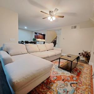 uma sala de estar com 2 sofás e uma ventoinha de tecto em Venetian La Jolla 2 bedroom condo luxury furnished near beach and UTC mall em San Diego