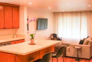 cocina y sala de estar con mesa y sillas en Conveniently located 2bd-LAX-Sofi Stadium-Space X, en Inglewood