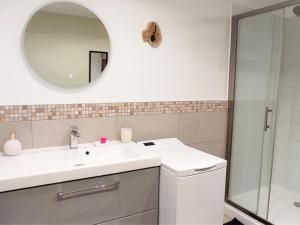 uma casa de banho com um lavatório e um espelho em Gîte Compiègne, 2 pièces, 2 personnes - FR-1-526-27 em Compiègne