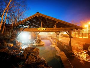 una piscina profunda cubierta en un parque por la noche en Oyado Kinkiyu, en Teshikaga