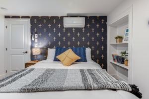 1 dormitorio con 1 cama con una pared cubierta de estrellas en Elegant 1 Bedroom Suite en Quebec