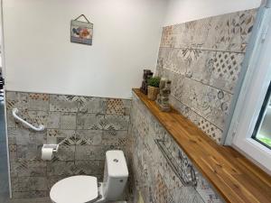 bagno con servizi igienici bianchi in camera di Villa ATOLA a Le Diamant