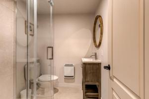 Quebec 2 Bedroom Apartment في مدينة كيبك: حمام مع دش ومرحاض ومغسلة