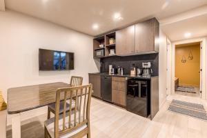 cocina con mesa y comedor en Quebec 2 Bedroom Apartment, en Quebec