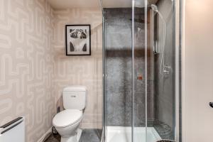 ein Bad mit einem WC und einer Dusche in der Unterkunft Quebec City 2 Bedroom Treasure in Québec
