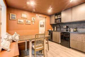 una cucina con tavolo in legno e una sala da pranzo di Quebec City 2 Bedroom Treasure a Québec