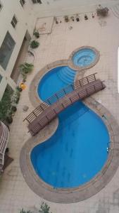 una vista aérea de dos piscinas en un edificio en Sansa Hostel, en Dubái