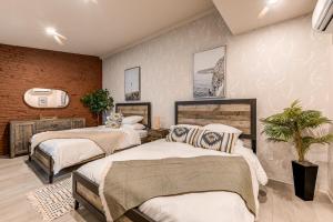 1 dormitorio con 2 camas y pared en St. Ursule Two-Storey Oasis en Quebec