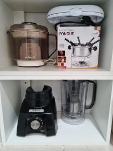a shelf with a food processor and a blender at Apartamento no Centro de Cabo Frio in Cabo Frio +31 photos