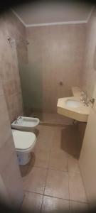 een badkamer met een toilet en een wastafel bij Monoambiente para descanso o trabajo in Resistencia
