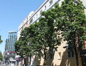 eine Baumgruppe vor einem Gebäude in der Unterkunft Hotel Kiez Pension Berlin in Berlin