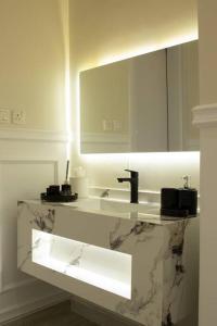 La salle de bains est pourvue d'un lavabo et d'un miroir. dans l'établissement شقه فاخره بمدخل خاص وقفل ذكي وثلاث غرف نوم, à Riyad