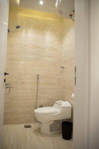 La salle de bains est pourvue de toilettes blanches. dans l'établissement شقه فاخره بمدخل خاص وقفل ذكي وثلاث غرف نوم, à Riyad