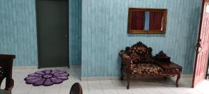 krzesło w pokoju z niebieską ścianą w obiekcie Homestay Kluang 309 