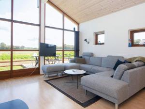 - un salon avec un canapé et une télévision dans l'établissement Holiday home Nordborg XXVII, à Nordborg