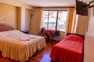 um quarto de hotel com duas camas e uma janela em Hostal Sonia em Copacabana