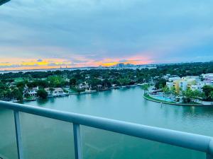 Ảnh trong thư viện ảnh của OCEAN BAY VIEWS 2Bdr 2Bath BEACH CONDO PARKING ở Miami Beach