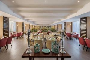 盧薩卡的住宿－盧薩卡塔普羅提酒店，一间在房间内配有桌椅的餐厅