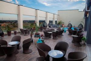 un patio con sillas y mesas en un edificio en Protea Hotel by Marriott Lusaka Tower, en Lusaka